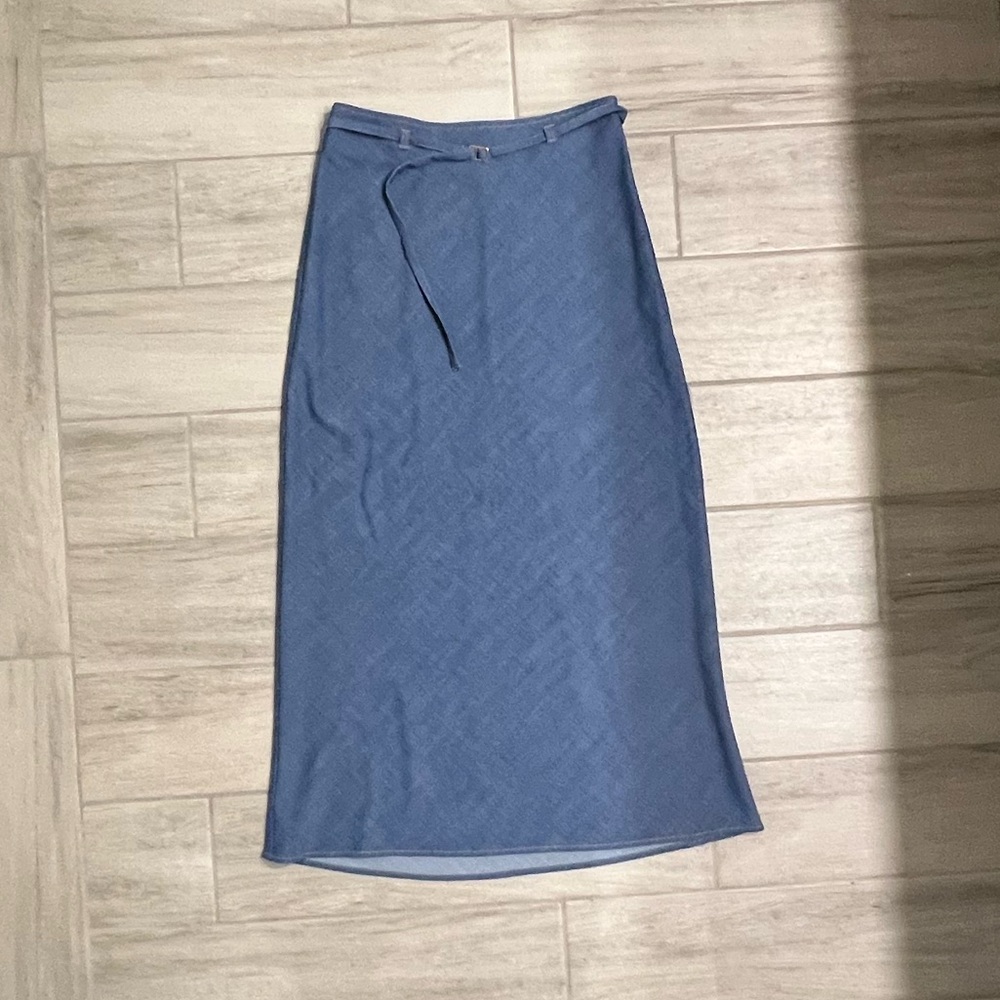 Zara denim belted midi skirt
NEVER WORN / XS